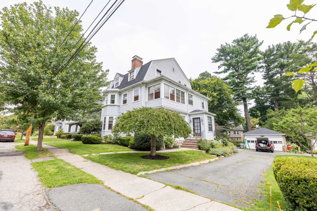 18 Hawthorn Rd in Milton, MA - Building Photo