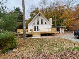 7550 Eagle Rock Dr in Tobyhanna, PA - Building Photo