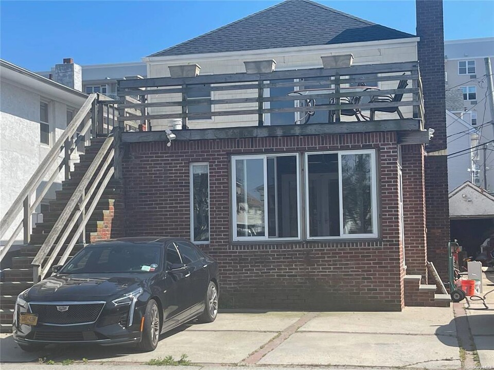 512 E Broadway in Long Beach, NY - Building Photo