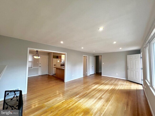 5719 Rossmore Dr in Bethesda, MD - Building Photo - Building Photo