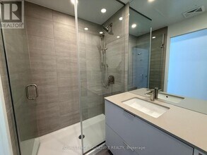 1 Fairview Rd E in Mississauga, ON - Building Photo - Building Photo