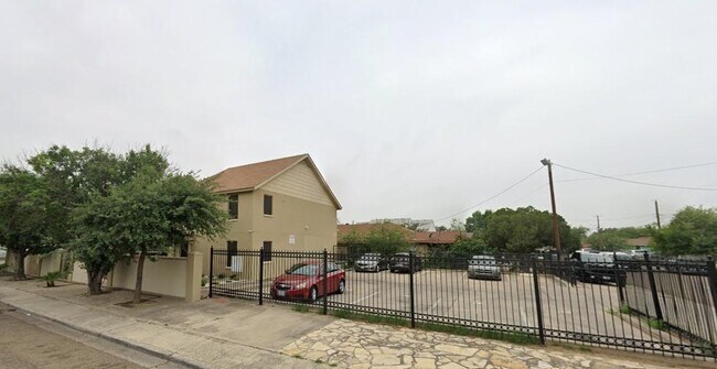 1419 E Eistetter St in Laredo, TX - Building Photo - Building Photo