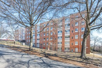 Cheverly Crossing Apartments in Landover Hills, MD - Foto de edificio - Building Photo