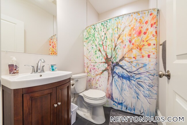 2044 Beacon St, Unit 1 in Newton, MA - Foto de edificio - Building Photo