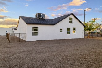 1327 W Speedway Blvd in Tucson, AZ - Foto de edificio - Building Photo