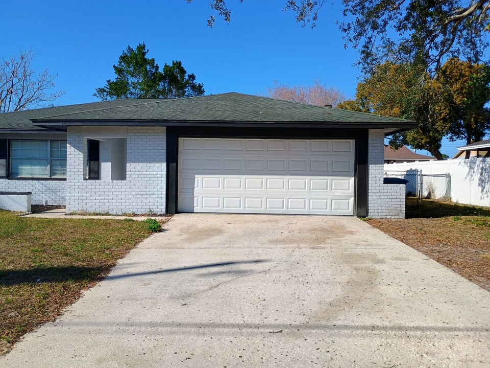 11151 Holbrook St in Spring Hill, FL - Building Photo