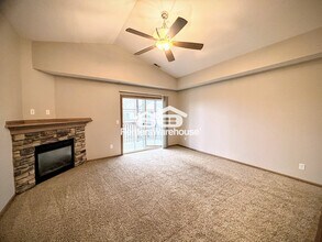 2000 Meadow Ct, Unit 512 in Des Moines, IA - Building Photo - Building Photo