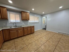 8064 Whitefield St in Dearborn Heights, MI - Building Photo - Building Photo