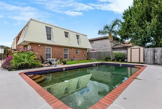 4405 Barnett St. Unit D in Metairie, LA - Foto de edificio - Building Photo