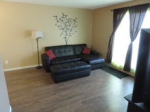 911 10 St in Cold Lake, AB - Building Photo - Building Photo