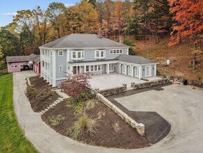 244 W Mt Airy Rd in Croton-on-Hudson, NY - Foto de edificio - Building Photo