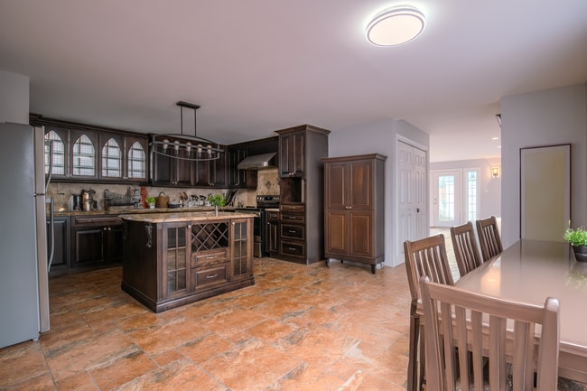 property at 236 Rue Notre-Dame-de-l'île