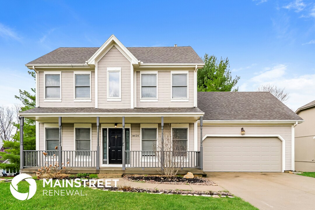 14620 Shamrock Way in Smithville, MO - Building Photo