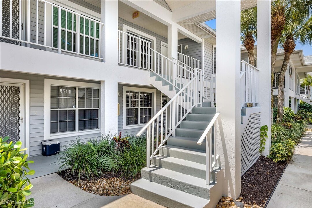 1350 Misty Pines Cir in Naples, FL - Foto de edificio