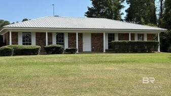 9424 Hurricane Rd in Bay Minette, AL - Building Photo
