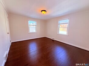 387 Quaker Ln S in West Hartford, CT - Building Photo - Building Photo