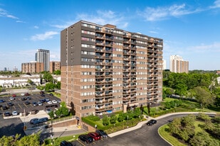 Braemar Place in Brampton, ON - Building Photo