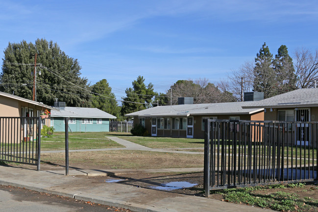 Cazares Terrace in Huron, CA - Foto de edificio - Building Photo