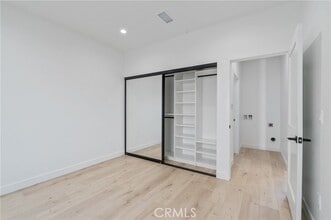 11142 Woodley Ave in Los Angeles, CA - Foto de edificio - Building Photo