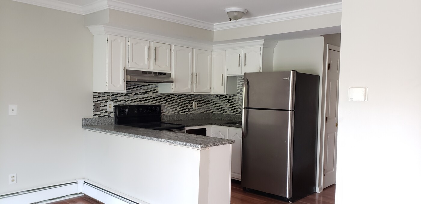 678 Savin Ave, Unit 2C in West Haven, CT - Foto de edificio