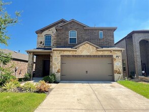 1821 Ferguson Ln in McKinney, TX - Foto de edificio - Building Photo