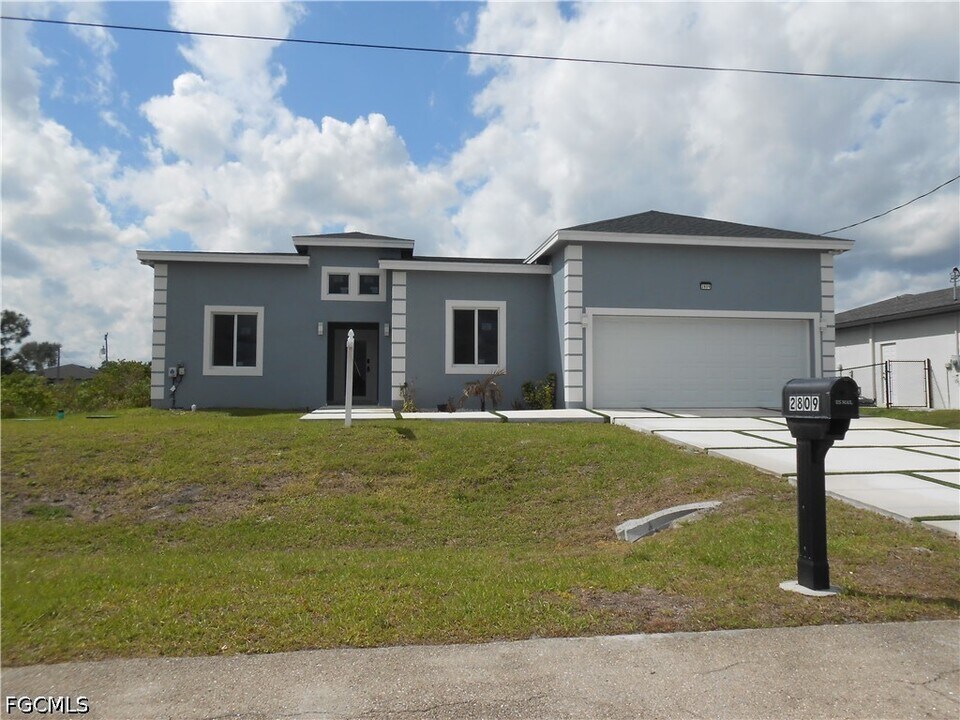 2809 55th St W in Lehigh Acres, FL - Building Photo
