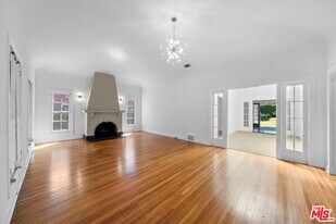 107 S Lucerne Blvd in Los Angeles, CA - Building Photo