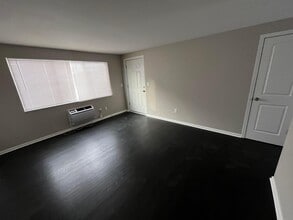 4669 Hilton Ave in Columbus, OH - Building Photo - Building Photo