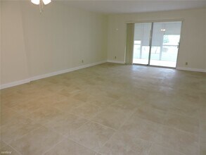 301 SE 3rd St-Unit -Apt 110 in Dania Beach, FL - Foto de edificio - Building Photo