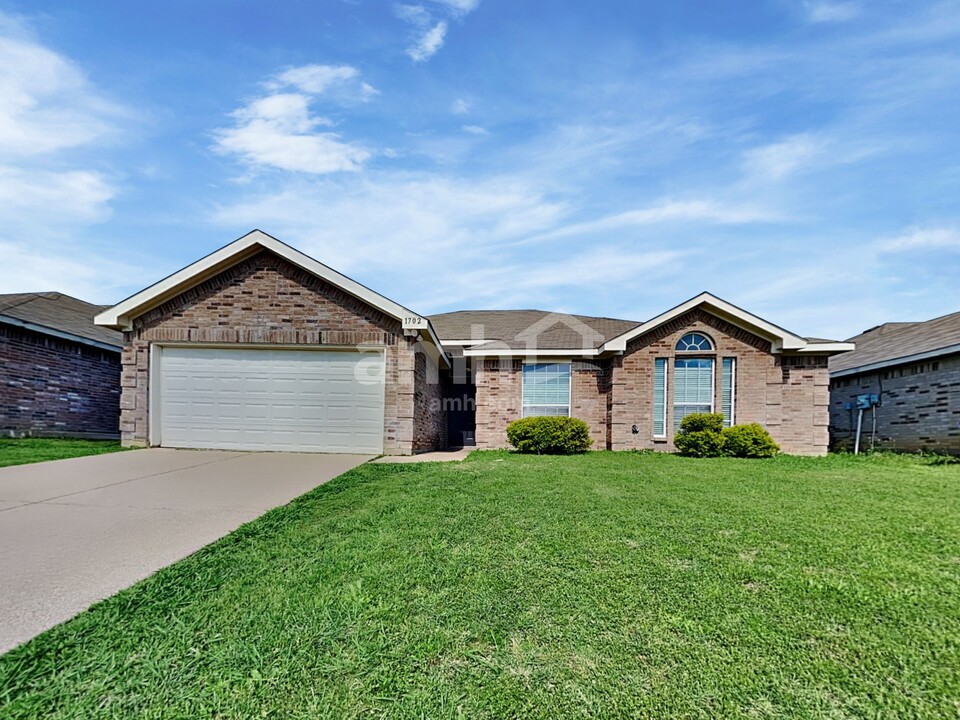 1702 Griffin Ln in Mansfield, TX - Building Photo