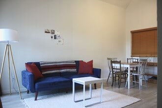 1514 Parker Ln, Unit 205 in Austin, TX - Foto de edificio - Building Photo