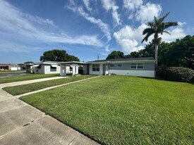 7571 Eaton St in Hollywood, FL - Building Photo