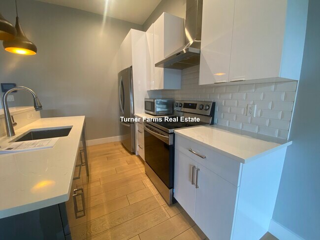 60 Cross St E, Unit 207