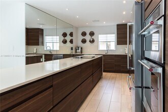 1080 NE 104th St in Miami Shores, FL - Foto de edificio - Building Photo