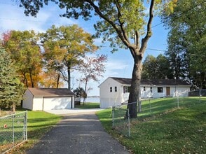 3311 Interlachen Dr NE in Ham Lake, MN - Foto de edificio - Building Photo