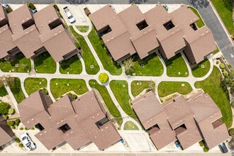 Pine Village Condos in Corcoran, CA - Building Photo - Building Photo