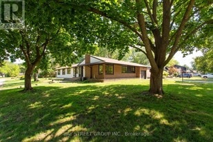 2 Parklane Crescent in St Catharines, ON - Building Photo