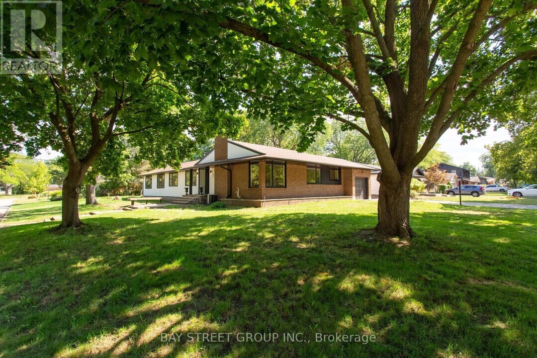 2 Parklane Crescent in St Catharines, ON - Building Photo