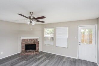 8757 Garden Springs Dr in Fort Worth, TX - Foto de edificio - Building Photo