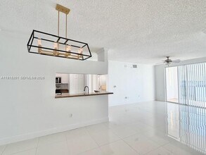 17100 N Bay Rd in Sunny Isles Beach, FL - Foto de edificio - Building Photo