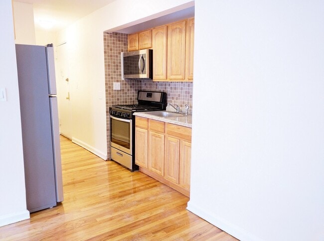 6448 Booth St, Unit 4B in Rego Park, NY - Building Photo - Building Photo