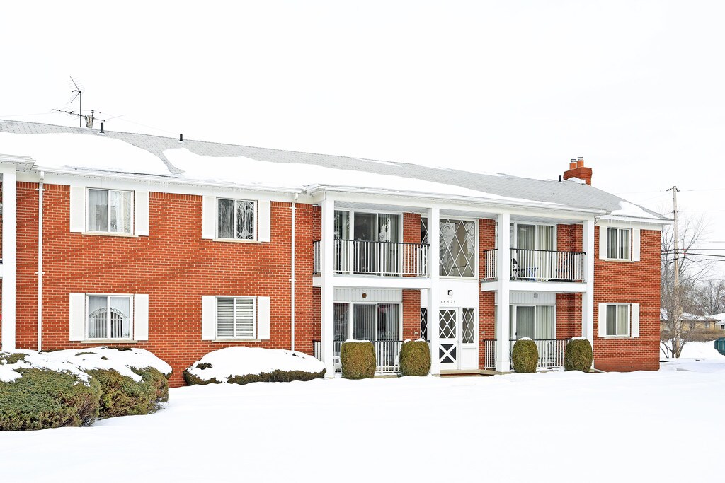 Holiday Center Apartments in Clinton Township, MI