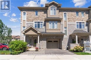 2015 Deerview Common in Oakville, ON - Building Photo