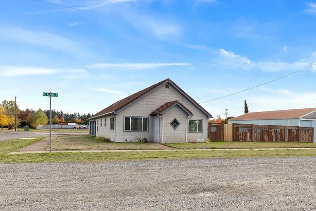 1186 NE Alpine Ave in McMinnville, OR - Building Photo - Building Photo