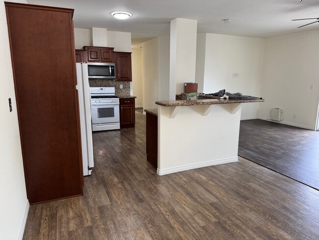 6508 Florence Pl in Bell Gardens, CA - Foto de edificio - Building Photo