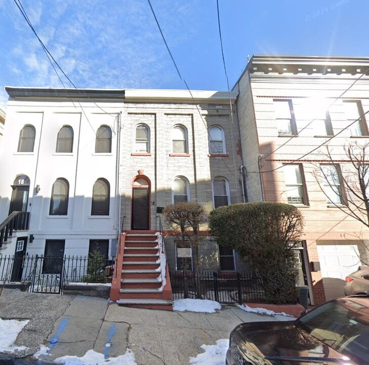 16 Ivy Pl in Jersey City, NJ - Building Photo