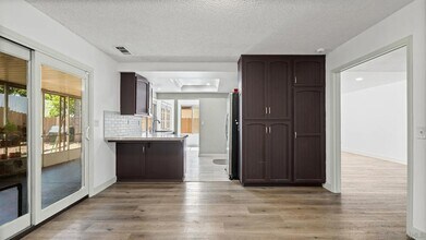 1695 Kenora Dr in Escondido, CA - Foto de edificio - Building Photo