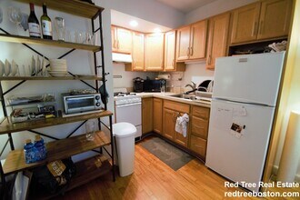 146 Beaconsfield Rd, Unit 3 in Brookline, MA - Building Photo - Building Photo