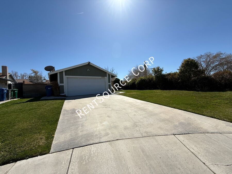 2134 Dallin St in Lancaster, CA - Building Photo