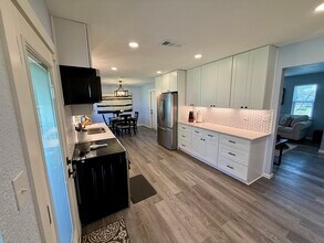 307 W Karnes Dr in Robinson, TX - Building Photo - Building Photo